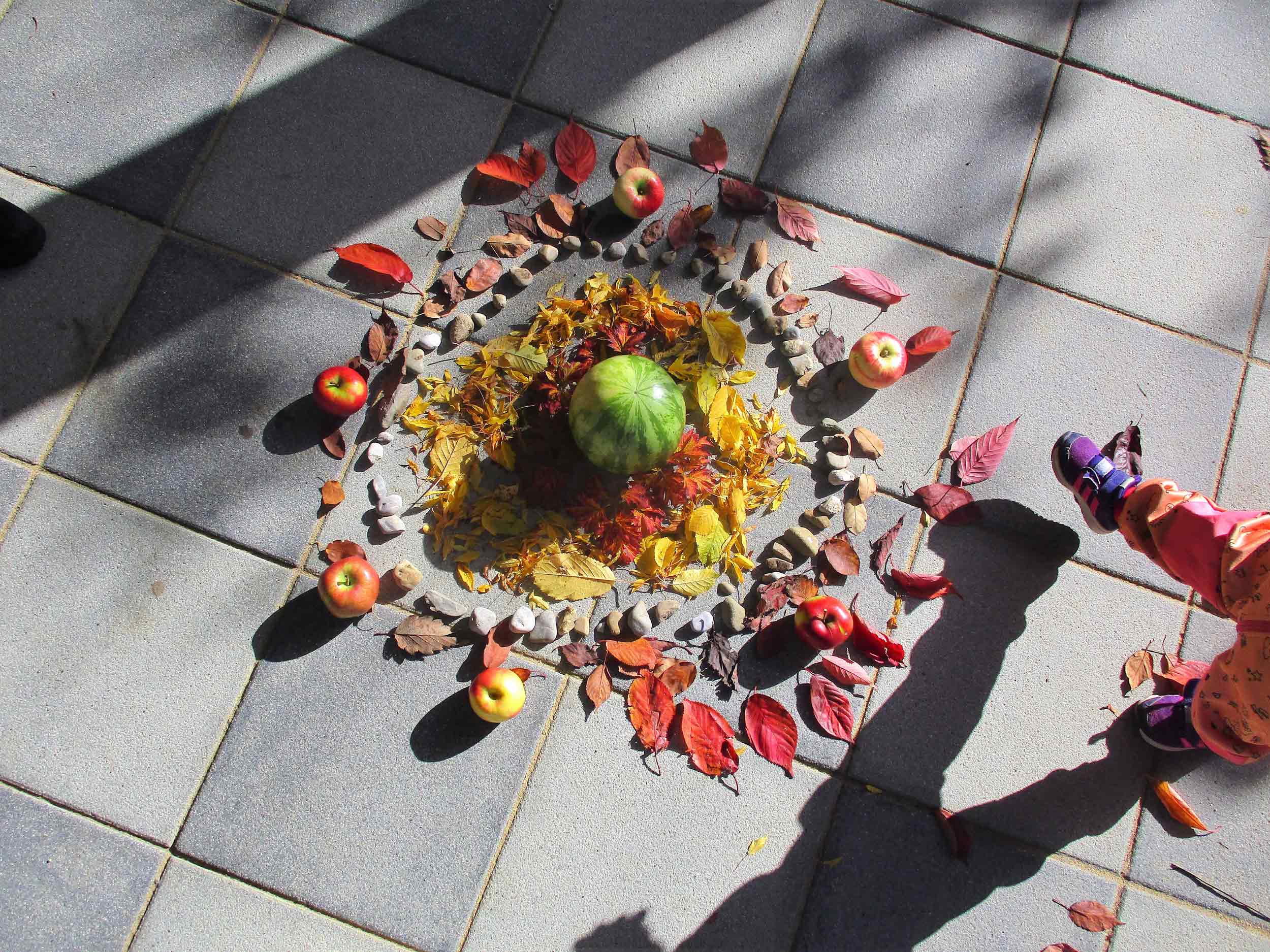 Mandala aus Naturmaterialien in der Kita basteln | Denk mit Kita