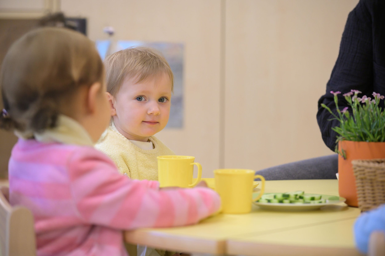 Kitakinder essen gemeinsam