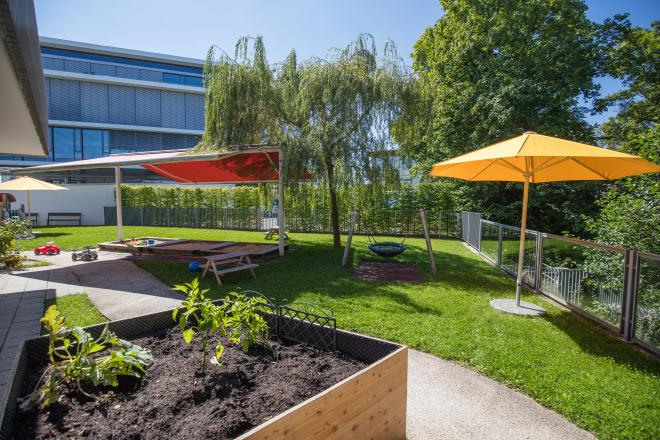 Garten mit Hochbeet der Denk mit Kita Gauting Stockdorf