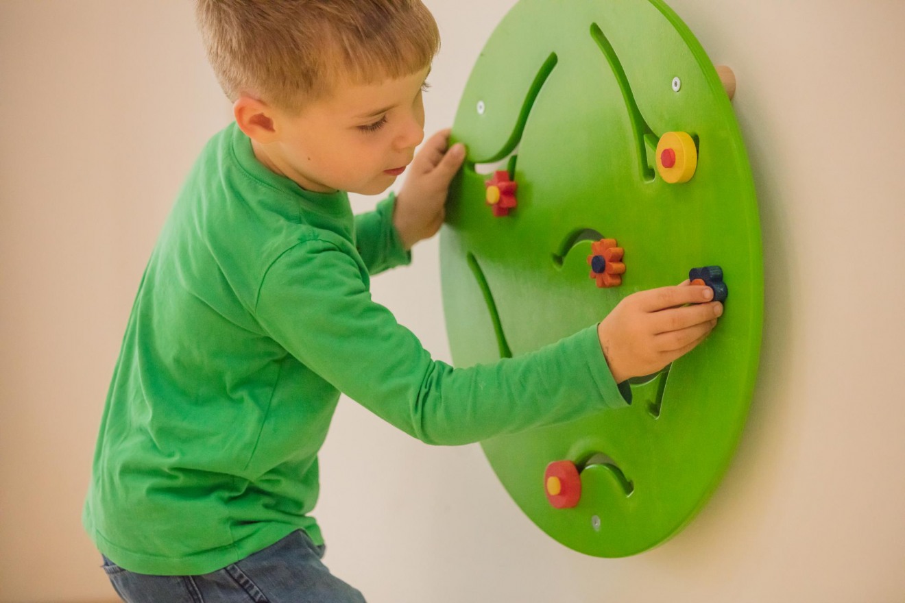 Spielzeug im Flur einer Denk mit Kita