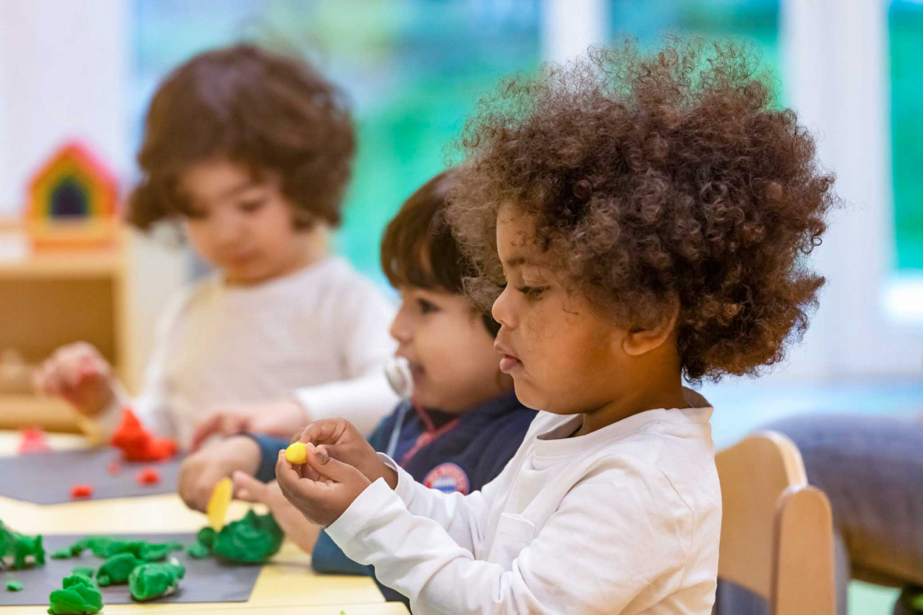 Knete in der Kinderkrippe einer Denk mit Kita