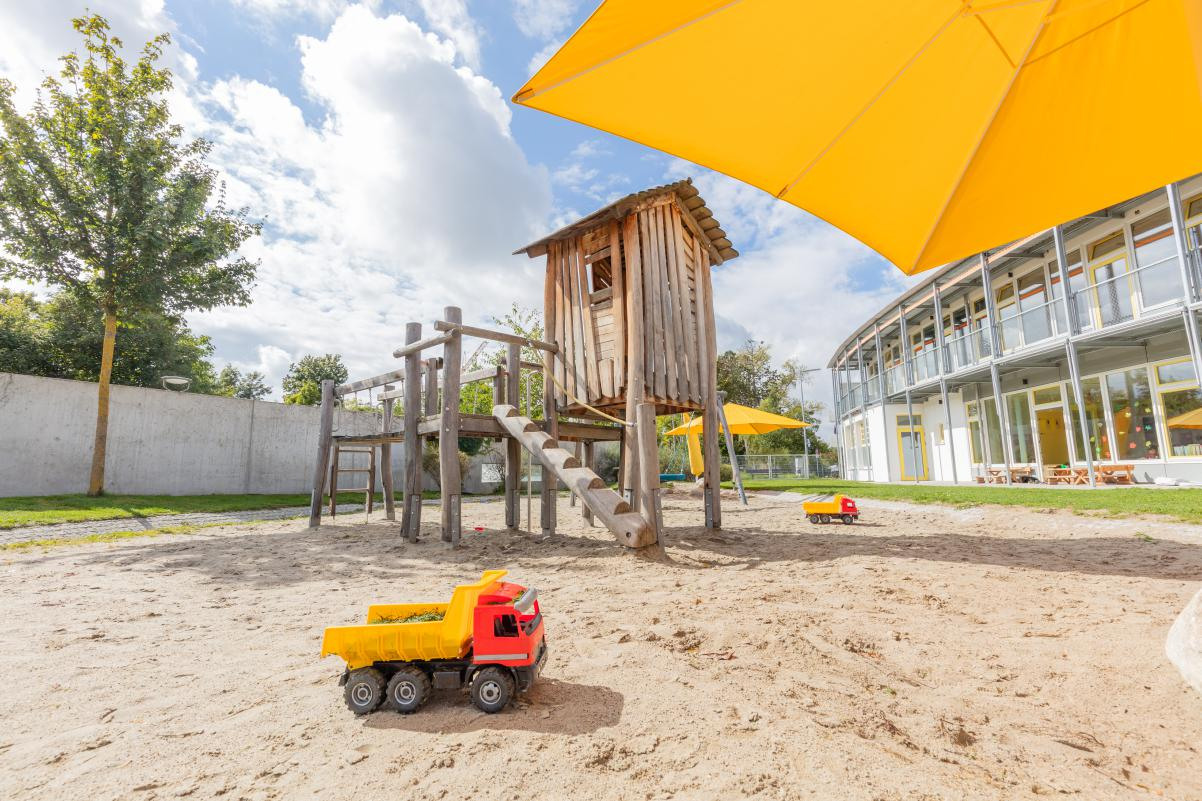 Garten und Außenbereich der Denk mit Kita München Aubing, Ilse-Fehling-Straße