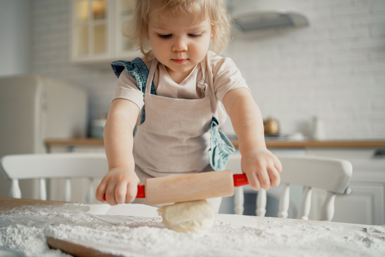 denk-mit-kita-salzteig-selber-machen-maedchen