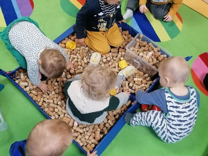 Sensorikbox mit Korken für Krippenkinder