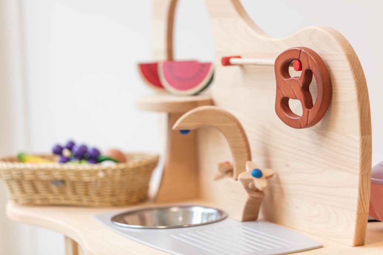 Spielküche aus Holz in der Denk mit Kita