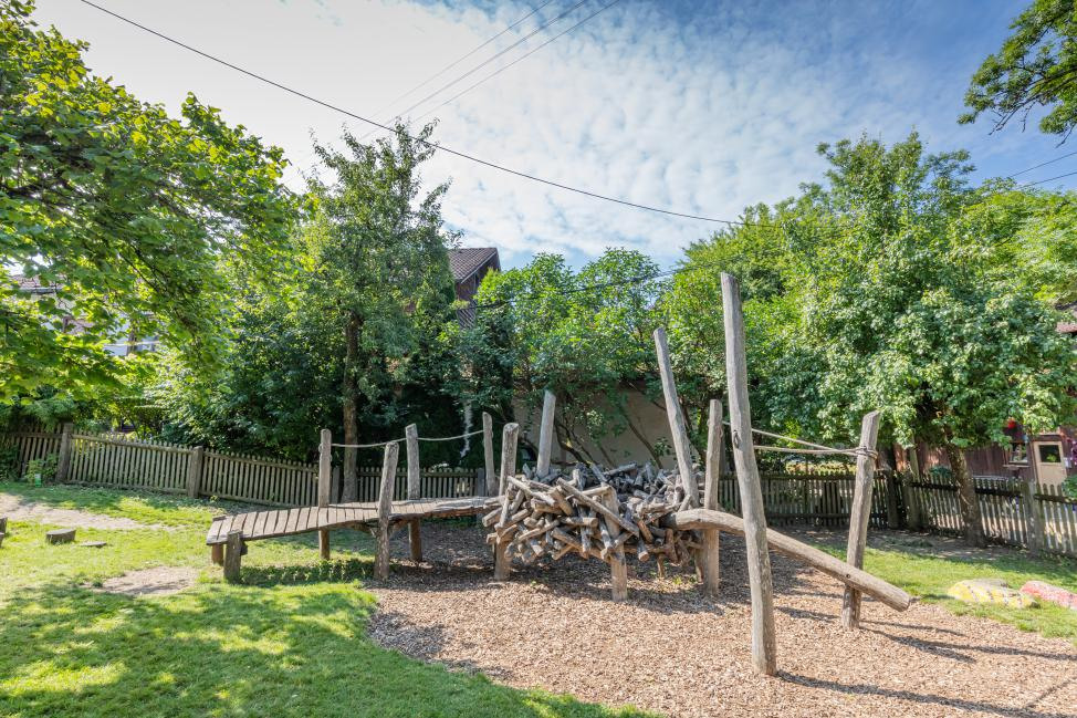 Garten mit Spielgerät der Denk mit Kita Starnberg Wangen