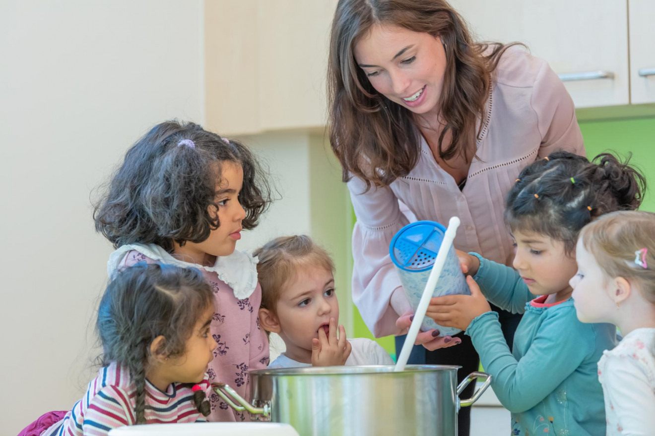 Kindergartenkinder kochen gemeinsam