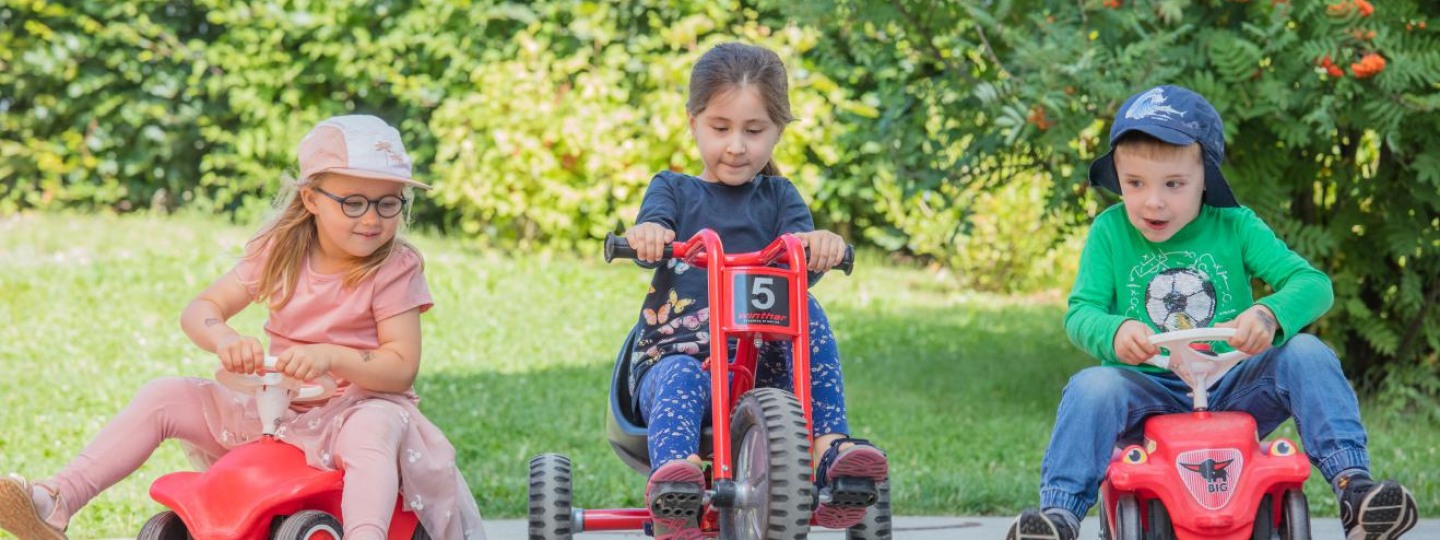 Miteinander spielen im Garten