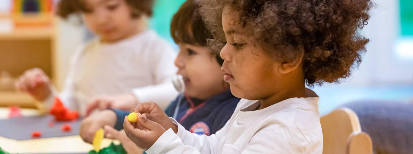 Knete in der Kinderkrippe einer Denk mit Kita