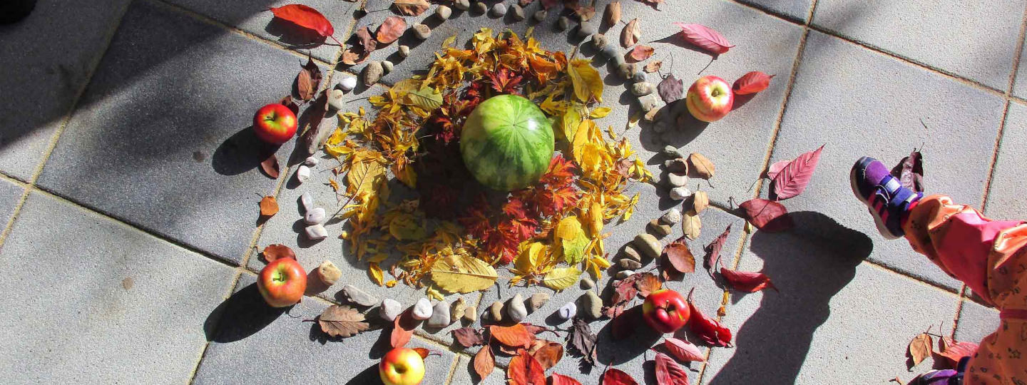 Mandala aus Naturmaterialien im Herbst