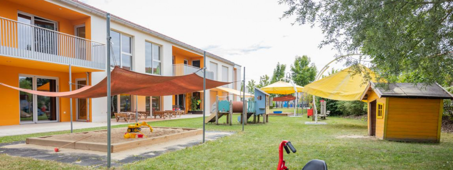 Garten mit Spielgeräten der Denk mit Kita Olching Schwaigfeld