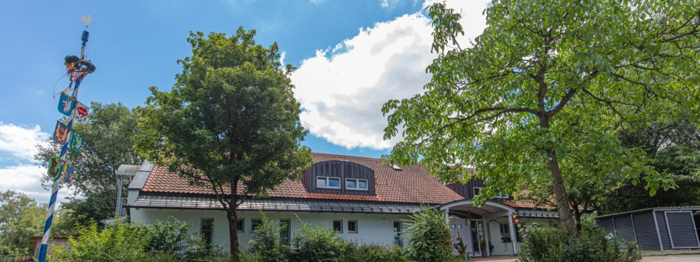 Außenansicht und Gebäude der Denk mit Kita Schwabhausen, Agricolastraße