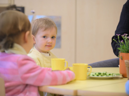 Kitakinder essen gemeinsam
