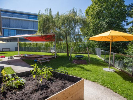 Garten mit Hochbeet der Denk mit Kita Gauting Stockdorf