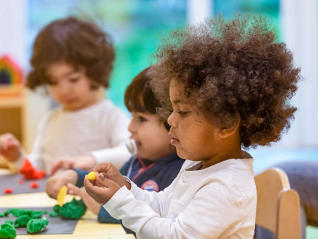 Knete in der Kinderkrippe einer Denk mit Kita