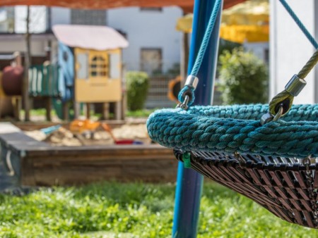 Spielgeräte im Garten der Denk mit Kita München Waldperlach