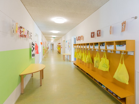 Garderobe der Denk mit Kita Neuhausen ob Eck