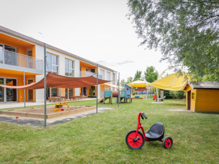 Garten mit Spielgeräten der Denk mit Kita Olching Schwaigfeld