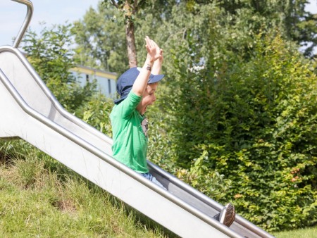 Rutschen im Garten der Denk mit Kita