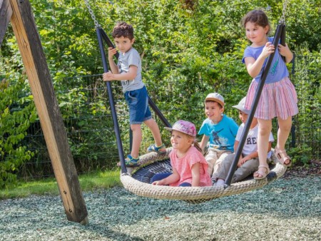 Schaukeln im Garten der Denk mit Kita