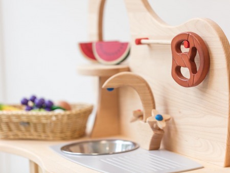 Spielküche aus Holz in der Denk mit Kita