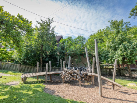 Garten mit Spielgerät der Denk mit Kita Starnberg Wangen