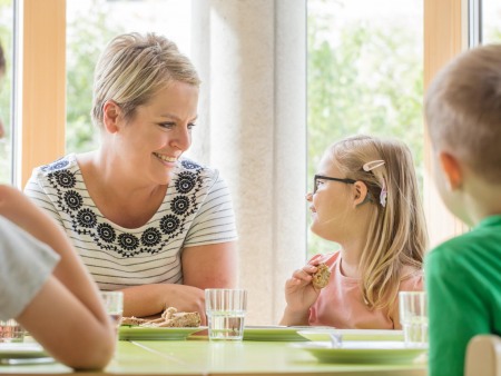 Gemeinsames Vertrauen für das Bild vom Kind der Denk mit Kita