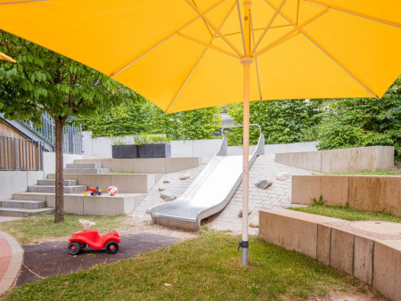 Garten mit Rutsche der Denk mit Kita Zorneding