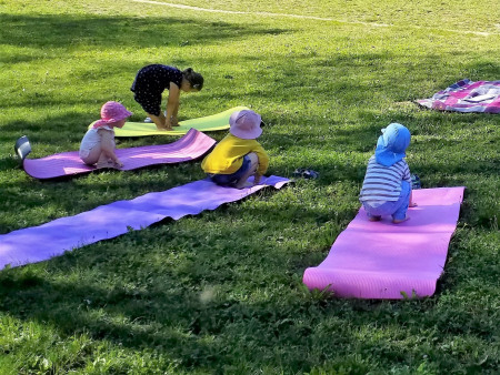 Yoga im Park der Denk mit Kita